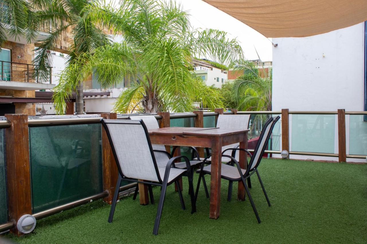 Casa Ticul Hotel Boutique - 5Th Ave (Adults Only) ปลายาเดลการ์เมน ภายนอก รูปภาพ Artificial grass on a balcony