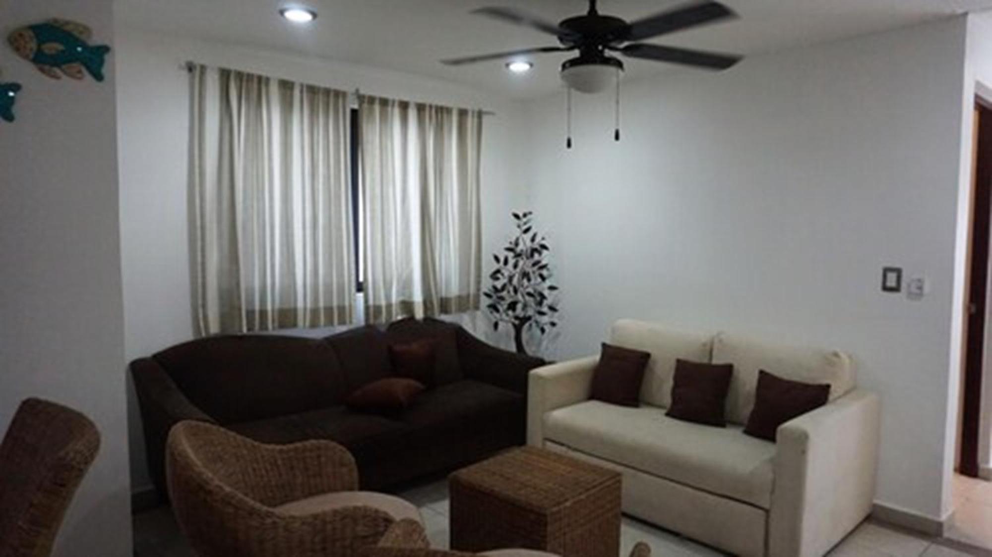 Casa Ticul Hotel Boutique - 5Th Ave (Adults Only) ปลายาเดลการ์เมน ภายนอก รูปภาพ A living room with a ceiling fan